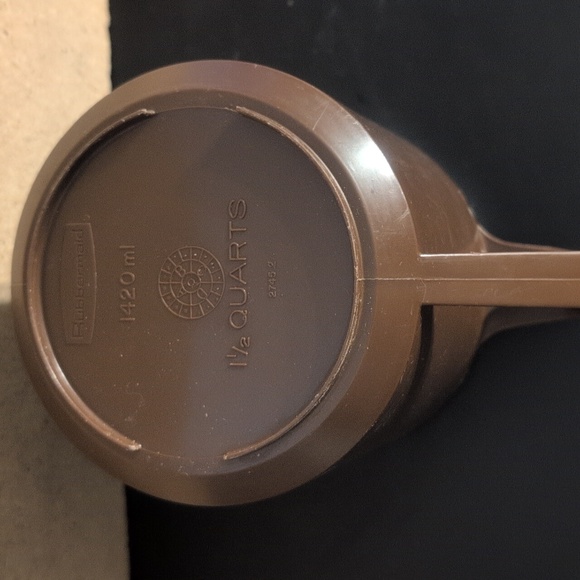 Vintage Rubbermaid 1 1/2 Quart Pitcher - Picture 6 of 11